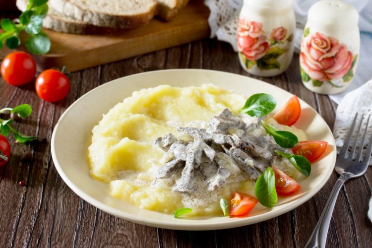 Pork Heart with Onions in Sour Cream