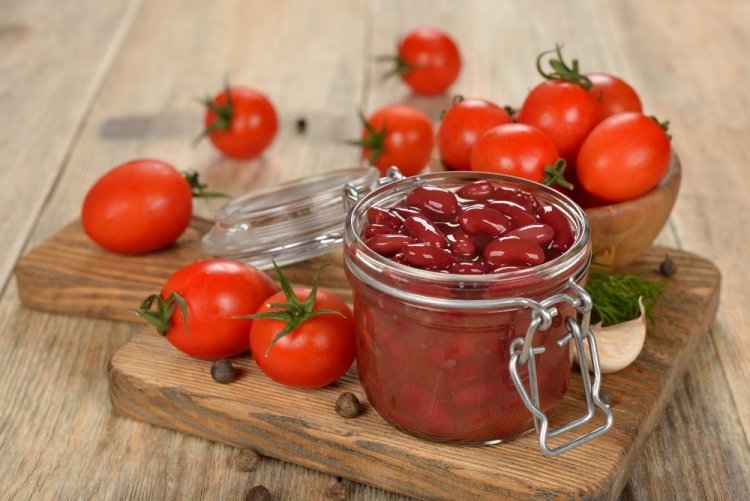 Frijoles clásicos en tomate para el invierno