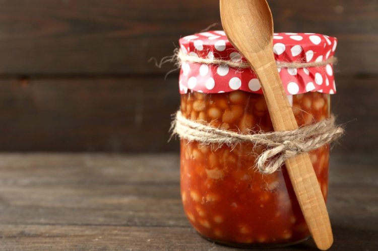 Frijoles con pasta de tomate para el invierno