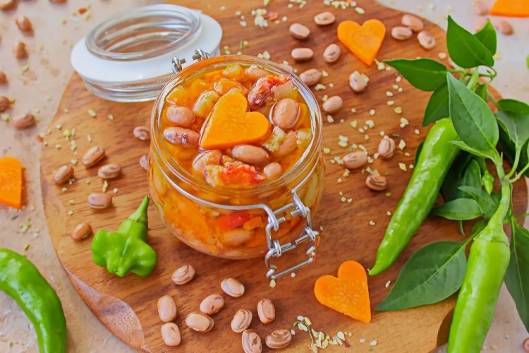 Frijoles con verduras en tomate para el invierno