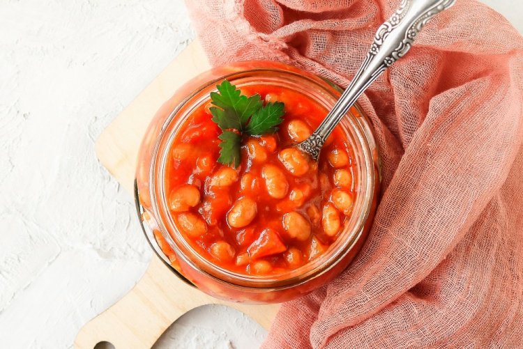 Frijoles con pimiento morrón en tomate para el invierno
