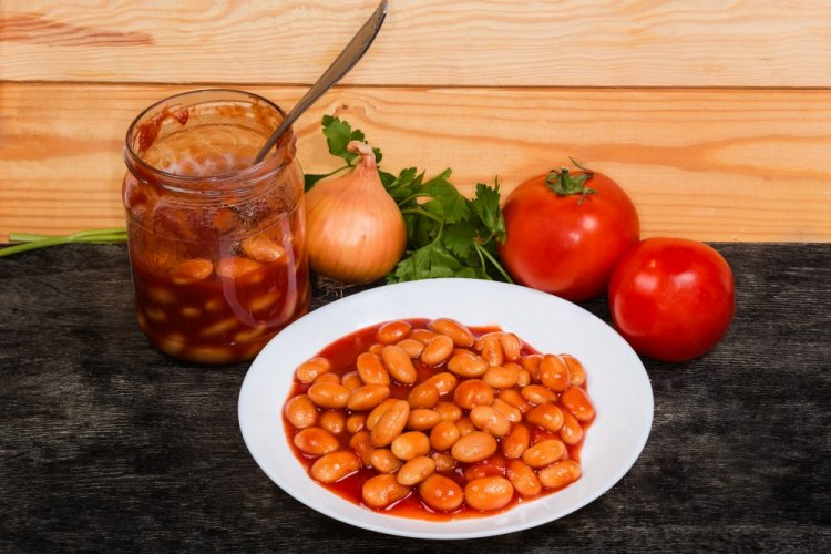 Frijoles en tomate con esencia de vinagre para el invierno