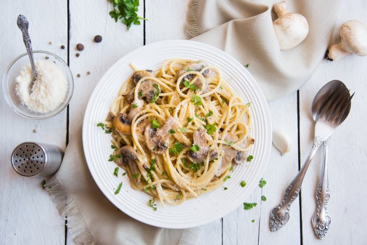 Spaghetti with Mushrooms in Cream Sauce