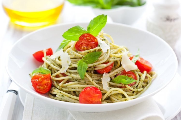 Pasta with Pesto Sauce and Tomatoes