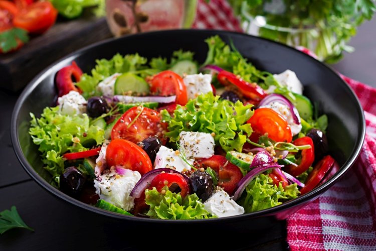 Ensalada de tomates cherry, pepinos y queso