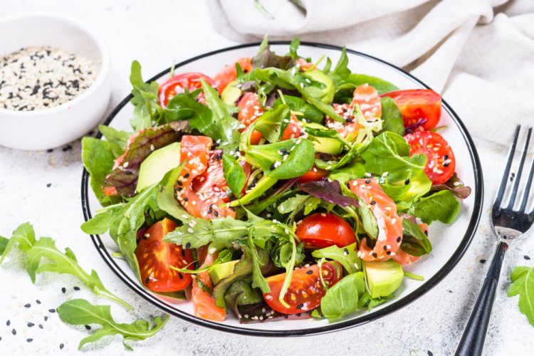 Ensalada rápida de salmón y aguacate