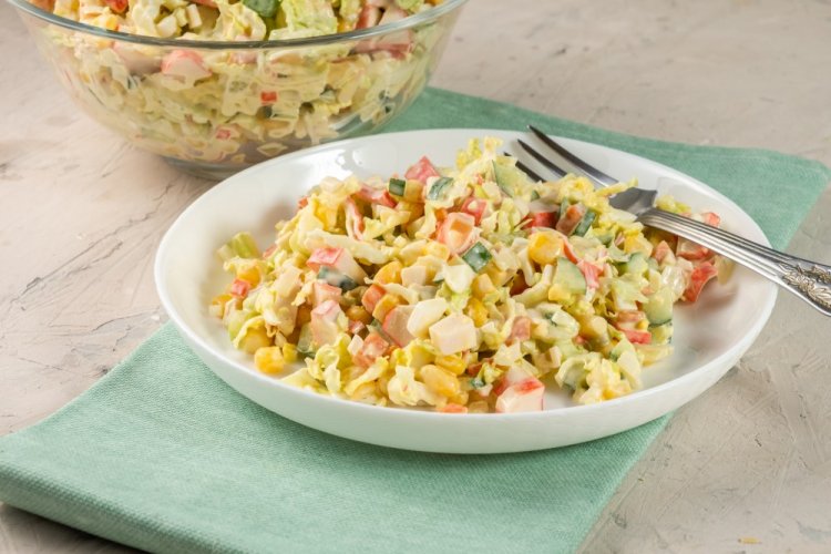 Ensalada de palitos de cangrejo y col