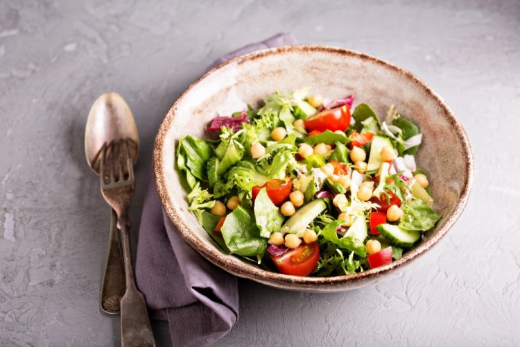 Ensalada de garbanzos enlatados y verduras