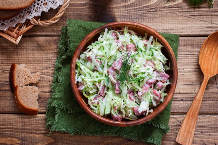 Ensalada rápida de col, salchicha y mayonesa