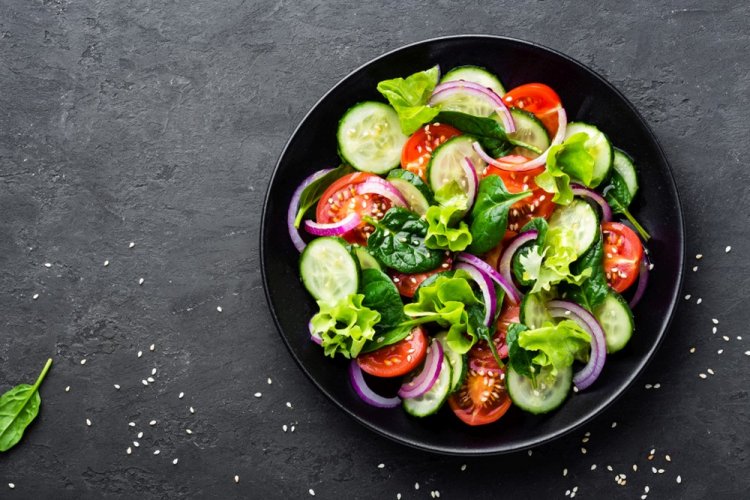 Ensalada de verduras con cebolla morada y salsa de soja