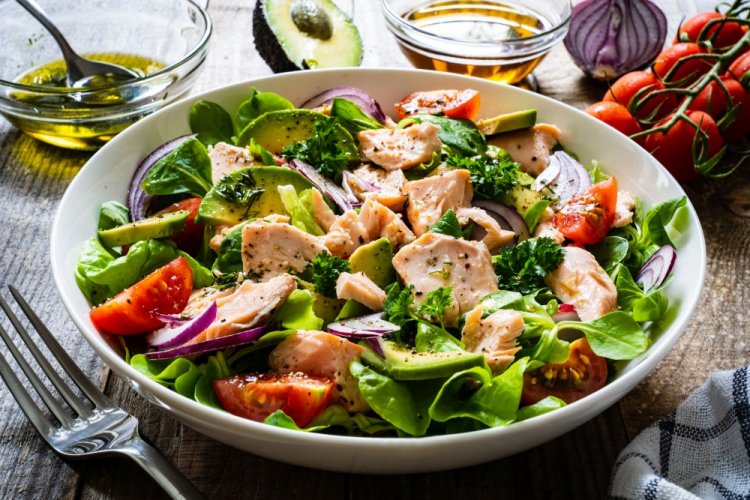 Ensalada de salmón rosado ahumado y verduras