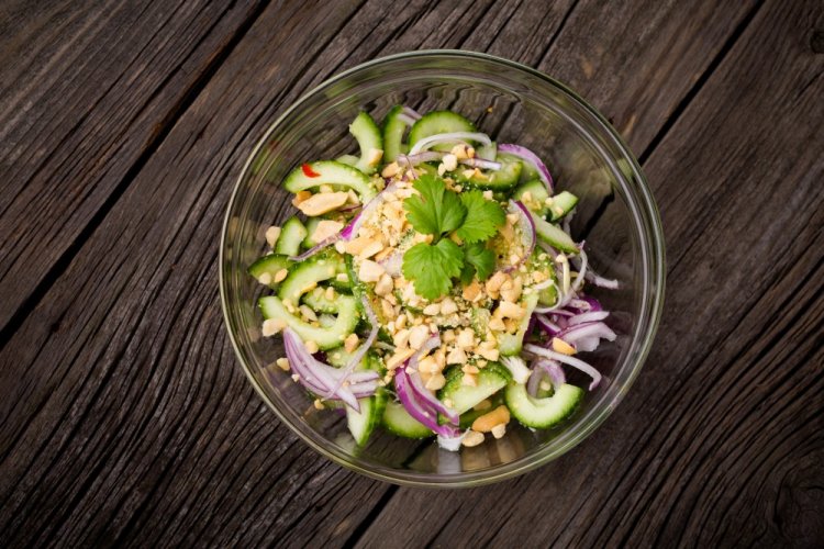 Ensalada de pepinos, espinacas y cacahuetes