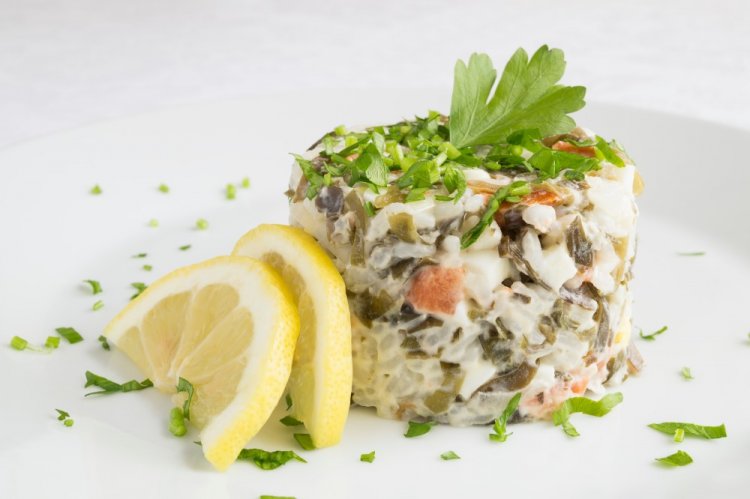 Ensalada de palitos de cangrejo y algas marinas