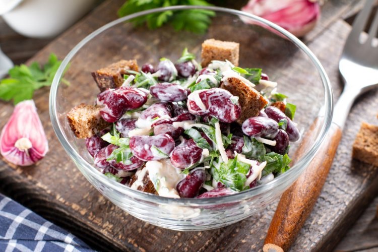 Ensalada de salchicha cocida y picatostes
