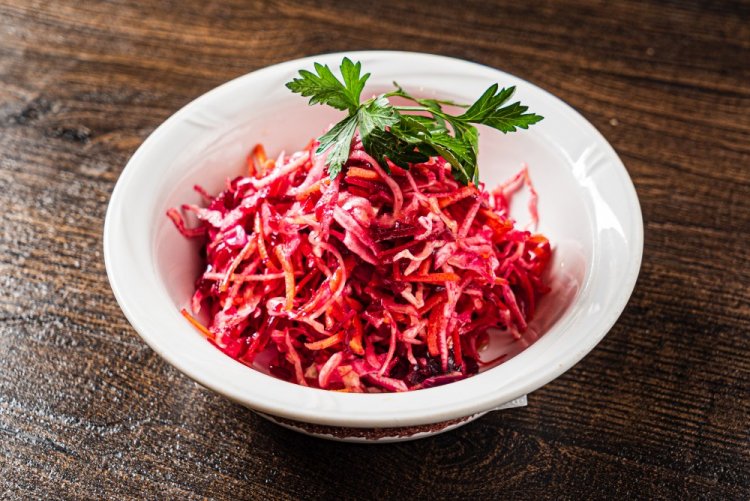 Ensalada rápida de remolacha y col tierna
