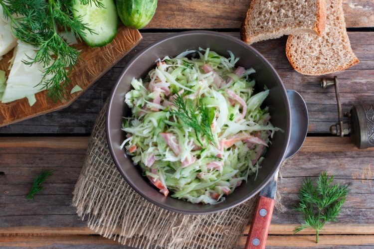 Ensalada de jamón y guisantes verdes