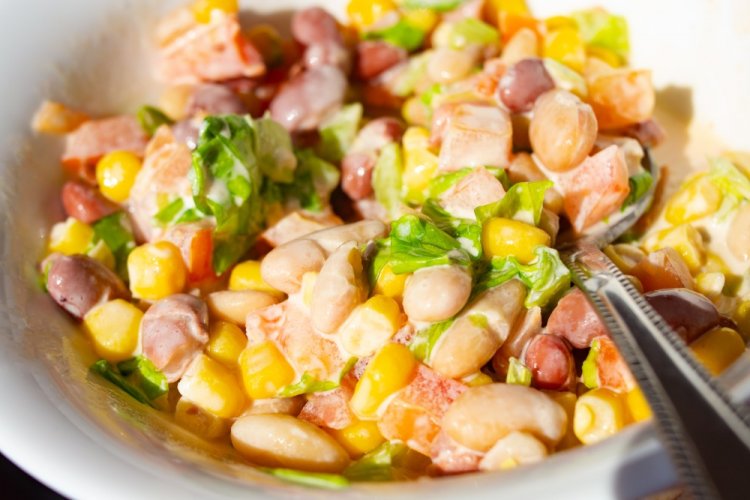 Ensalada de salchicha ahumada y frijoles enlatados