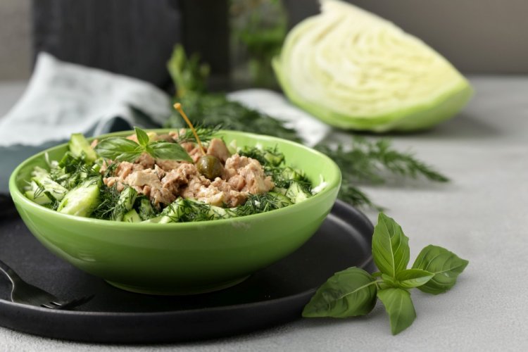 Ensalada de atún enlatado y col china