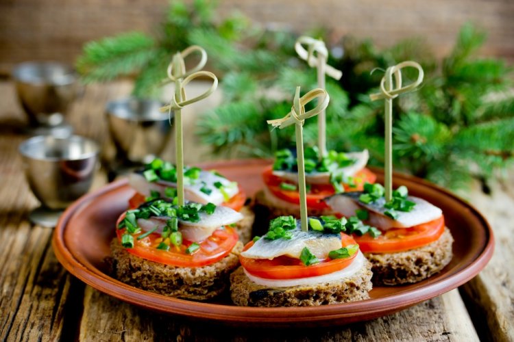 Canapés with Herring and Black Bread