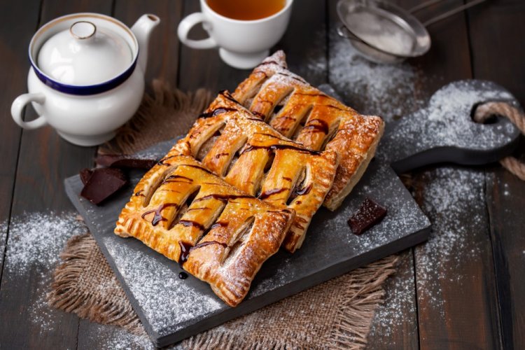 Sweet Puff Pastry Pies with Chocolate