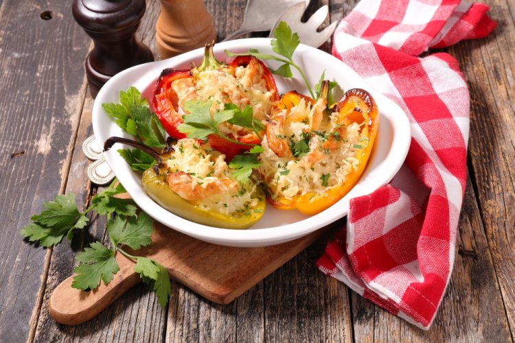 Pimientos rellenos con arroz y verduras en freidora de aire