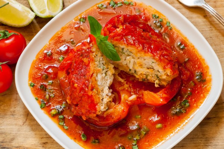 Pimientos rellenos vegetarianos con salsa de tomate en freidora de aire