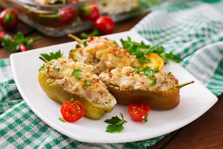 Pimientos rellenos con pollo en freidora de aire