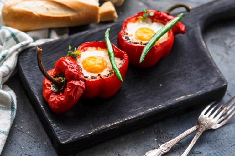 Pimientos rellenos con huevo en freidora de aire