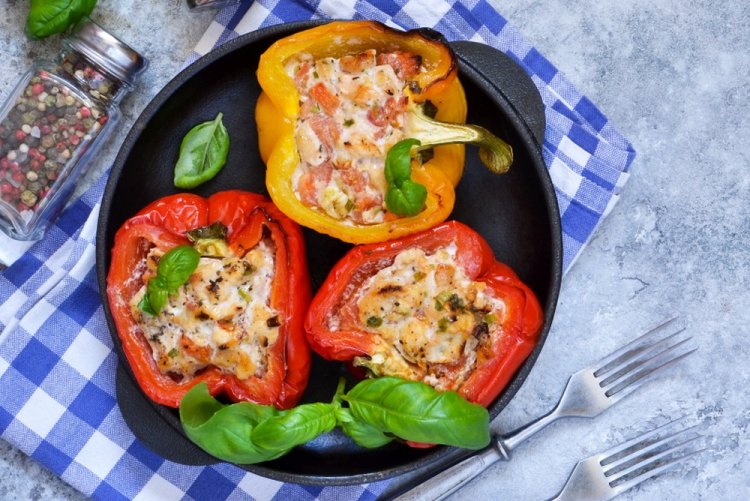 Pimientos rellenos con pollo y requesón en freidora de aire