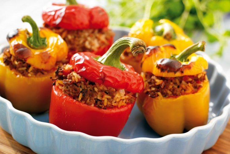 Pimientos rellenos con cebolla y zanahoria en freidora de aire