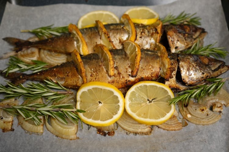 Mackerel with Onion in an Air Fryer