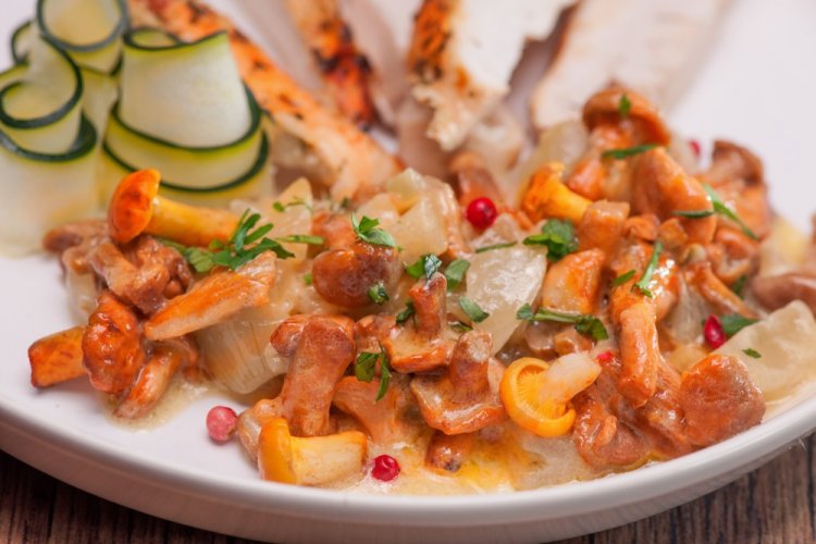Chanterelles with Tomatoes in Sour Cream