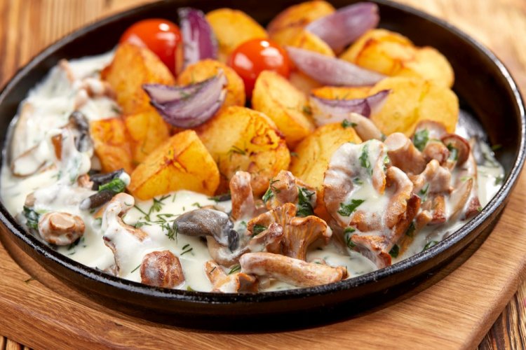 Chanterelles with Potatoes in Sour Cream in a Skillet