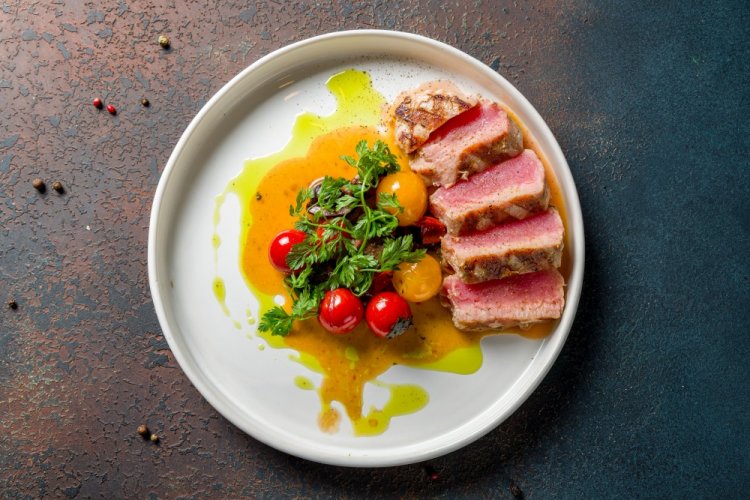 Filete de atún en vino y con tomates