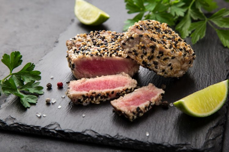 Filete de atún con sésamo en sartén