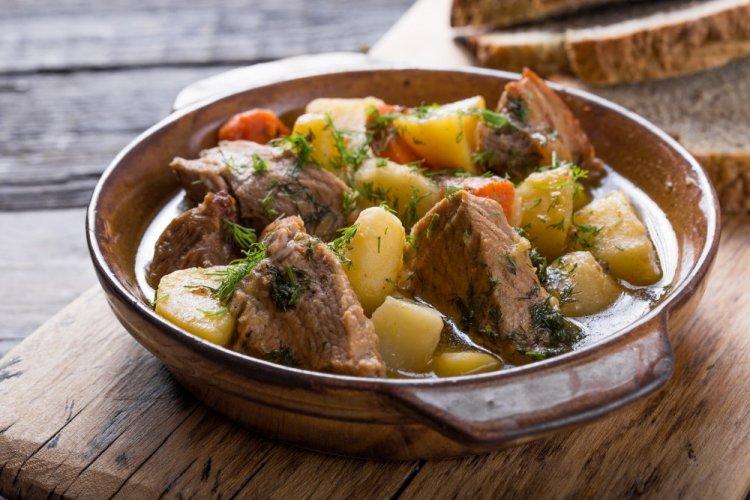 Patatas con carne y cebolla en un caldero afgano