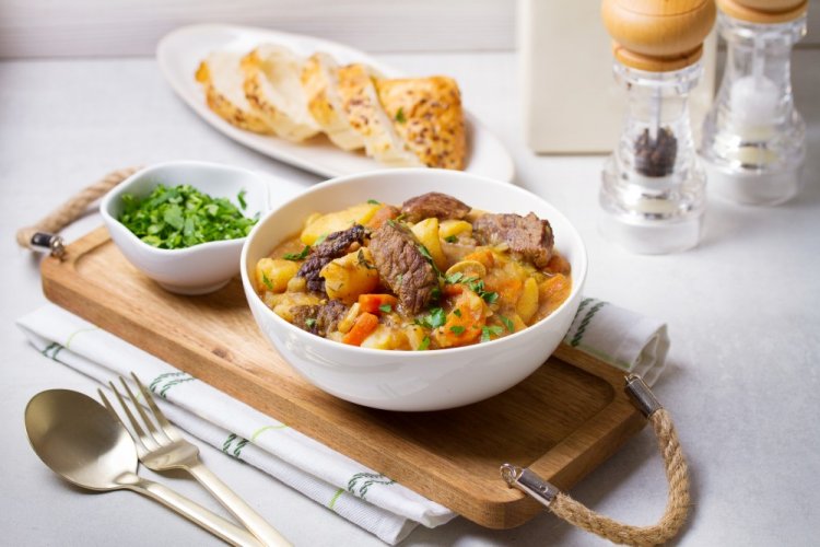 Patatas con carne y verduras en un caldero afgano