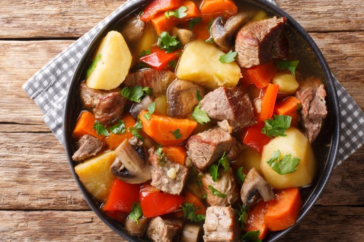 Patatas con carne y champiñones en un caldero afgano