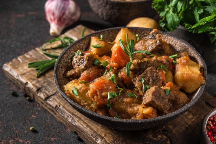 Patatas con carne y vino en un caldero afgano