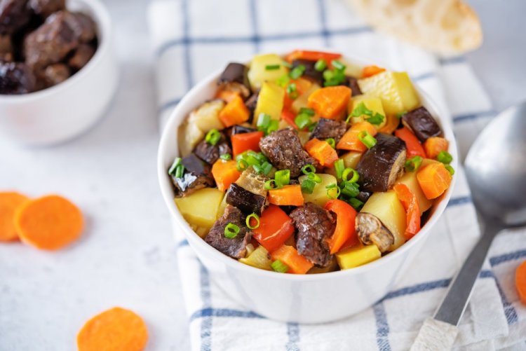 Patatas con carne y berenjenas en un caldero afgano
