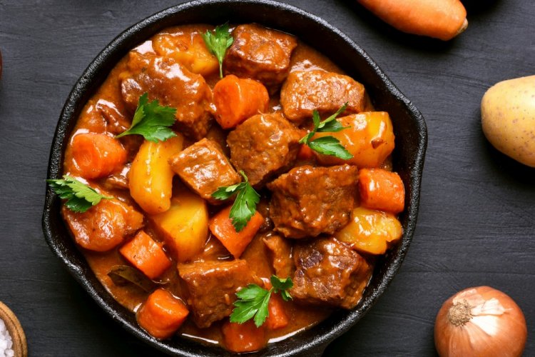 Patatas con cordero en un caldero afgano
