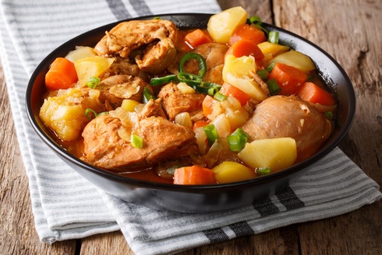 Patatas con pollo en un caldero afgano