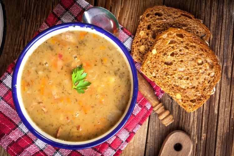 Sopa de guisantes en olla afgana