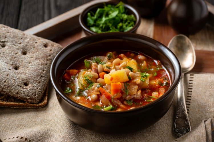 Sopa de frijoles en olla afgana