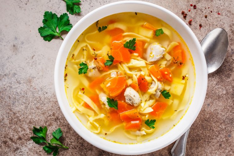 Sopa de pollo con fideos en olla afgana