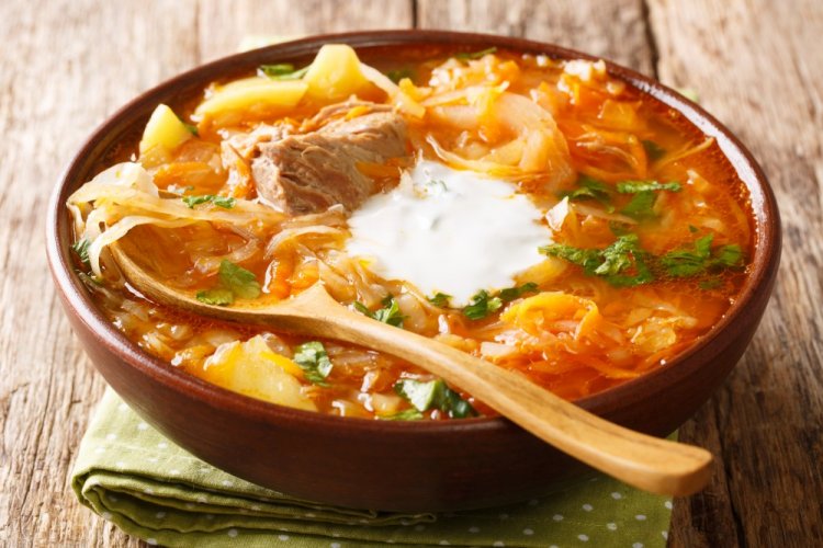 Shchi con chucrut y carne en olla afgana