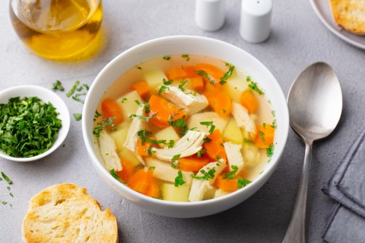 Sopa de pollo en olla afgana
