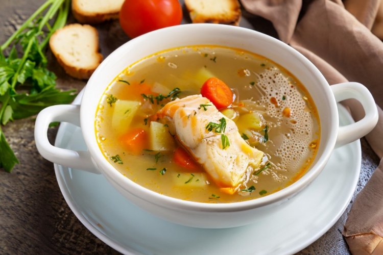 Ukha (sopa de pescado) en olla afgana