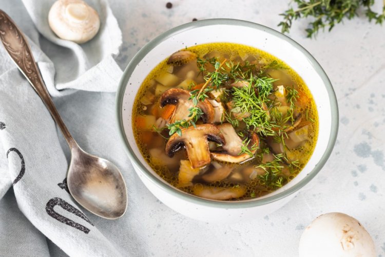 Sopa de champiñones en olla afgana
