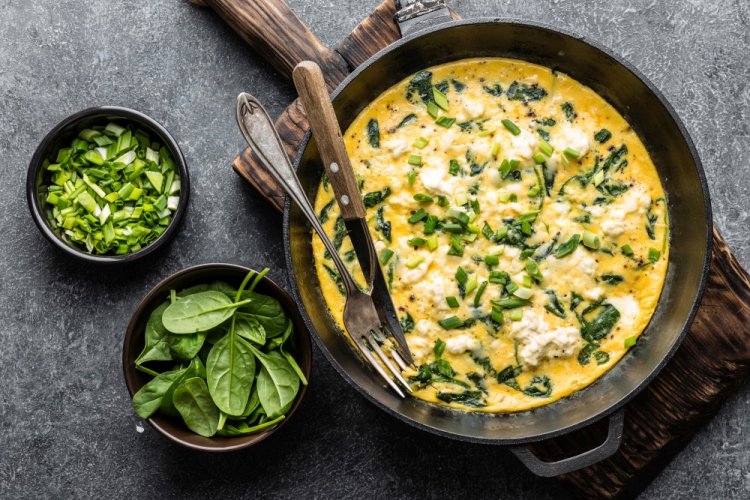 Fried Cottage Cheese with Spinach and Eggs